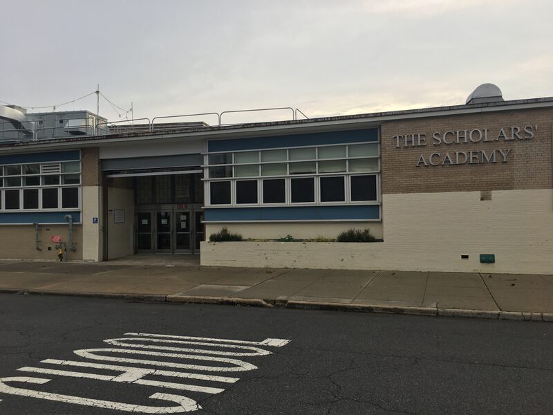 Datei:JHS 180 (later The Scholars Academy).JPG